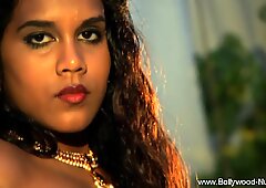 She Give Seductive Pose