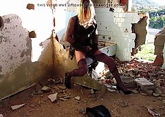 Crossdresser I masturbate in pantyhose.